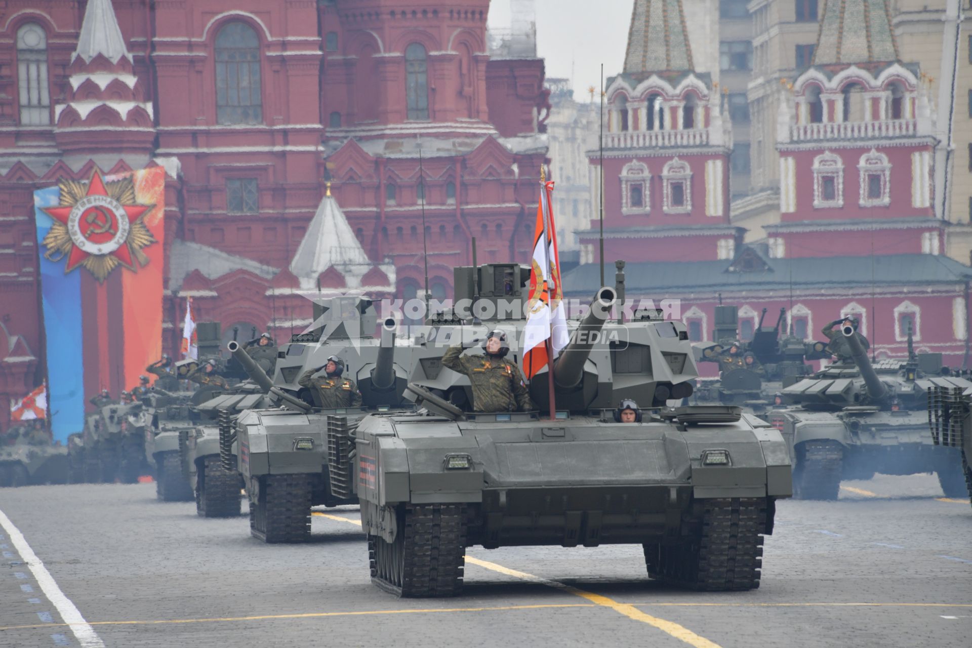 Москва. Танки Т-14 `Армата` и танк Т-72Б3 (справа) на Красной площади во время генеральной репетиции военного парада, посвященного 73-й годовщине Победы в Великой Отечественной войне.