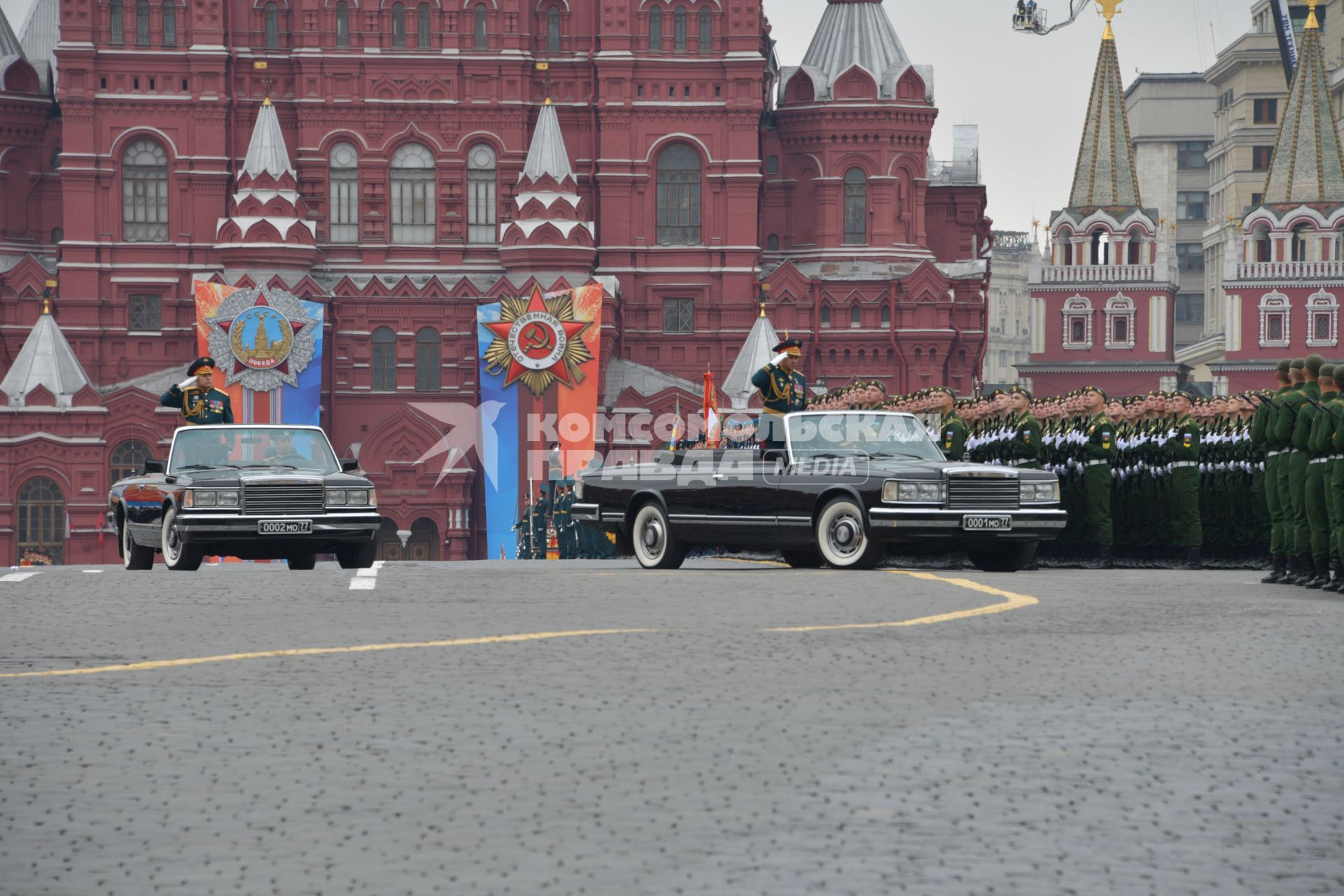Москва. Министр обороны РФ Сергей Шойгу  (второй слева) во время генеральной репетиции парада на Красной площади, посвященного 73-й годовщине Победы в Великой Отечественной войне.