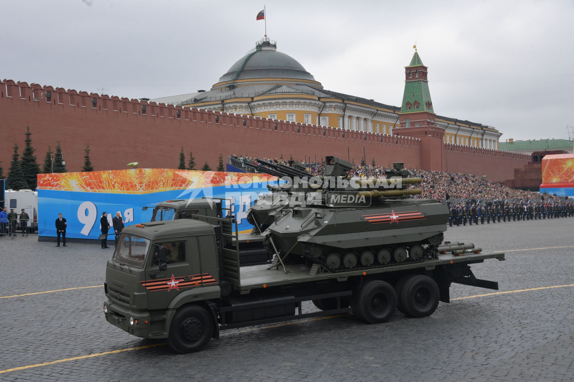 Москва. Роботизированный комплекс `Уран-9`, закрепленный на платформе грузового автомобиля КамАЗ-65117, на Красной площади  во время генеральной репетиции  военного  парада, посвященного 73-й годовщине Победы в Великой Отечественной войне.