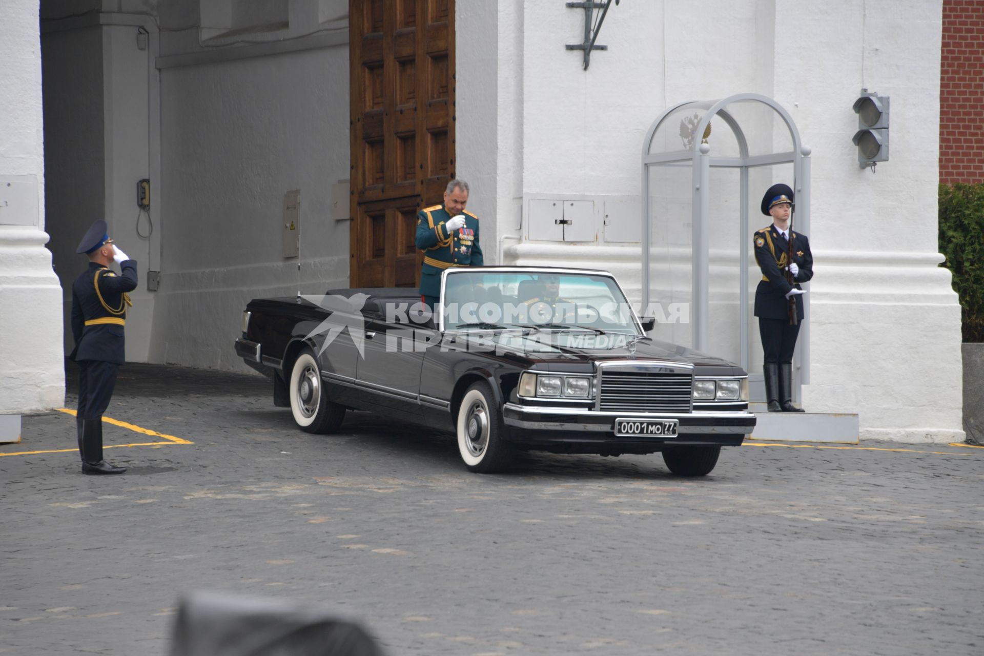 Москва. Министр обороны РФ Сергей Шойгу (в центре) во время генеральной репетиции парада на Красной площади, посвященного 73-й годовщине Победы в Великой Отечественной войне.