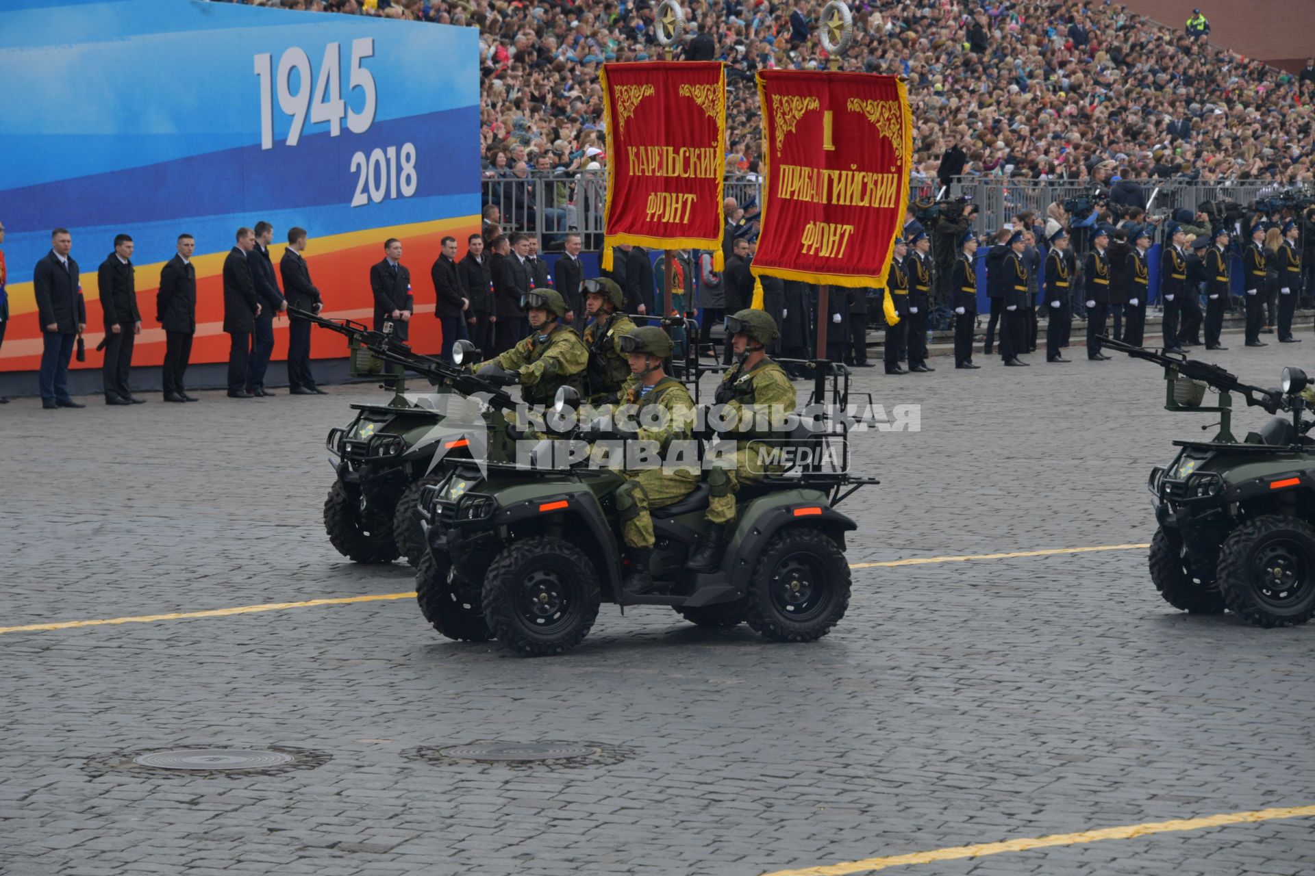 Москва.  Армейские мотовездеходы АМП с ПКП на Красной площади во время генеральной репетиции  военного  парада, посвященного 73-й годовщине Победы в Великой Отечественной войне.