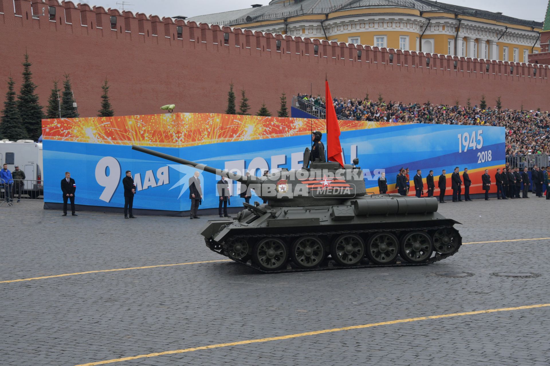 Москва. Танк Т-34  на Красной площади во время генеральной репетиции военного парада, посвященного 73-й годовщине Победы в Великой Отечественной войне.