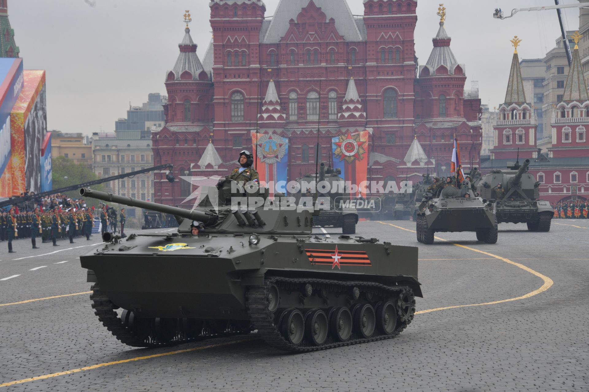 Москва.  Боевая машина десанта БМД-4 М `Садовница` (слева) и cамоходная гаубица `Коалиция-СВ` (справа) на Красной площади во время генеральной репетиции военного парада, посвященного 73-й годовщине Победы в Великой Отечественной войне.