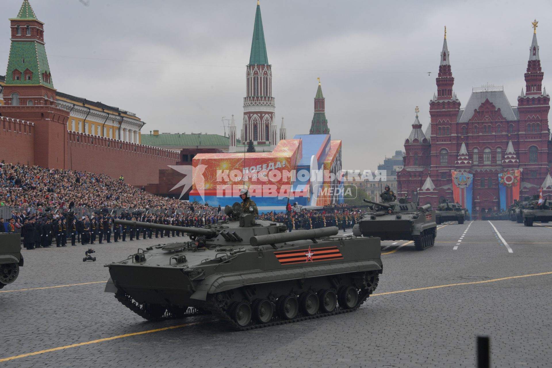 Москва. Боевые машины пехоты БМП-3  на Красной площади во время генеральной репетиции военного парада, посвященного 73-й годовщине Победы в Великой Отечественной войне.