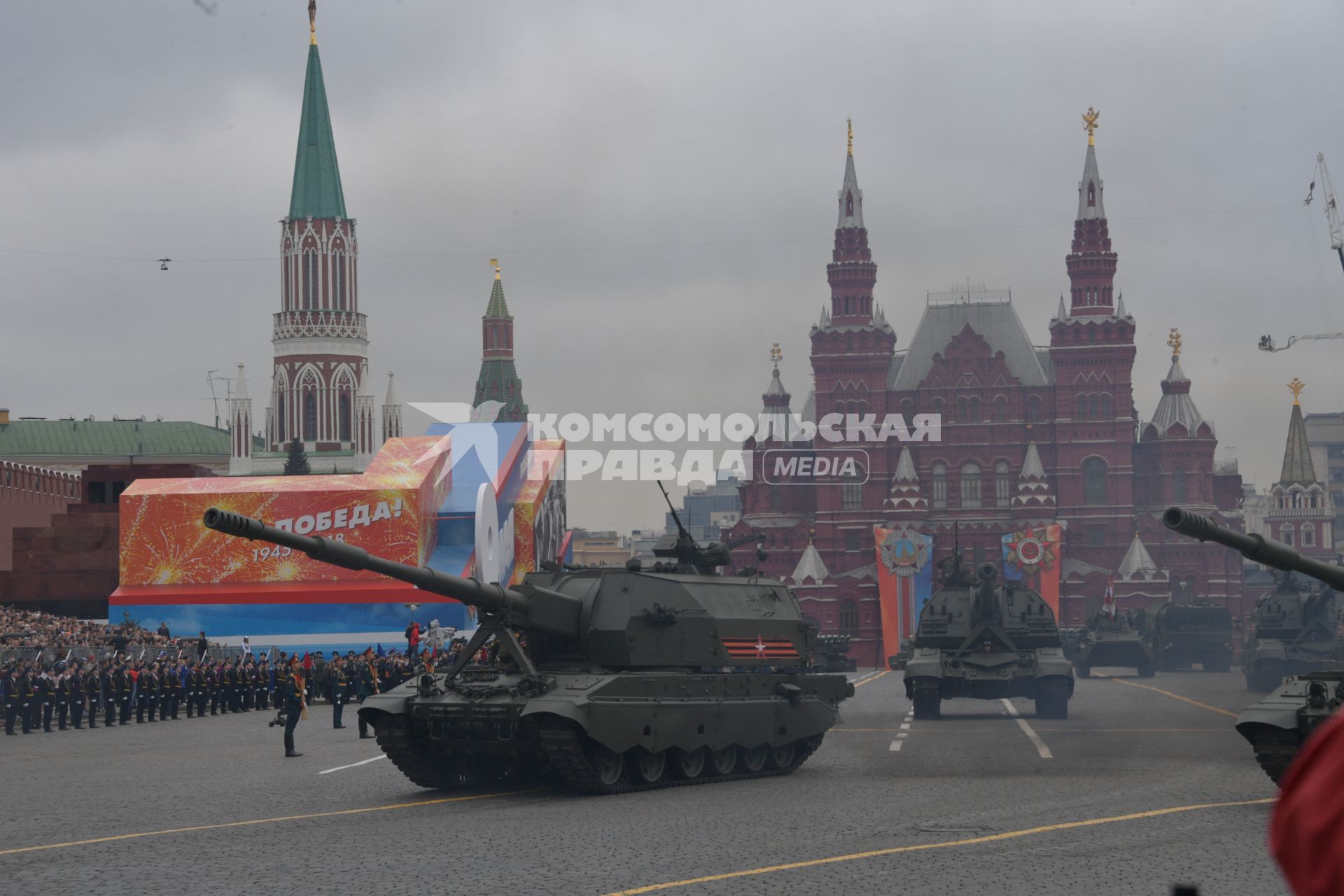 Москва. Самоходные артиллерийские установки (САУ) `Коалиция-СВ` и  `Мста-С` (слева направо) на Красной площади во время генеральной репетиции военного парада, посвященного 73-й годовщине Победы в Великой Отечественной войне.