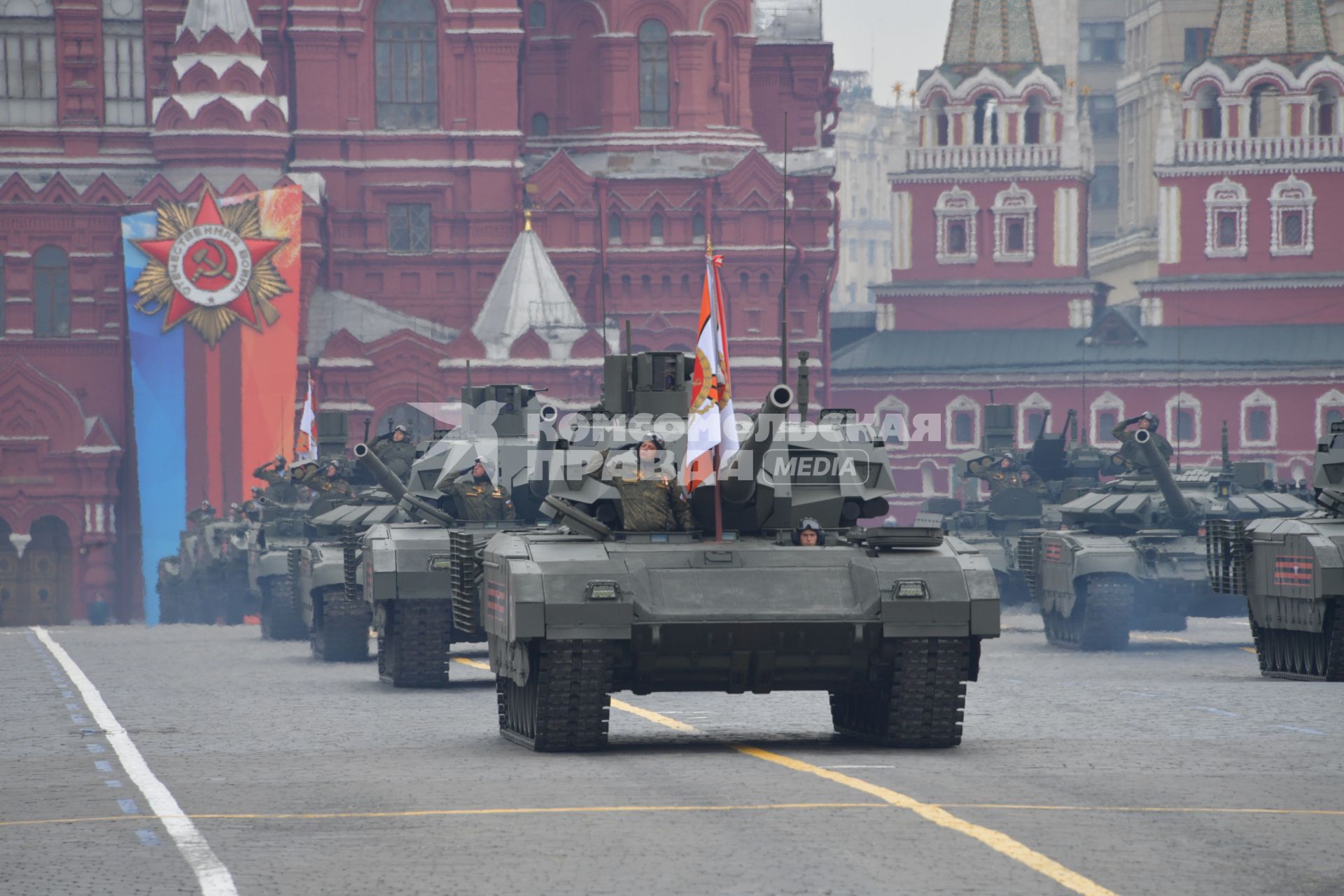 Москва. Танки Т-14 `Армата` и танк Т-72Б3 (справа) на Красной площади во время генеральной репетиции военного парада, посвященного 73-й годовщине Победы в Великой Отечественной войне.