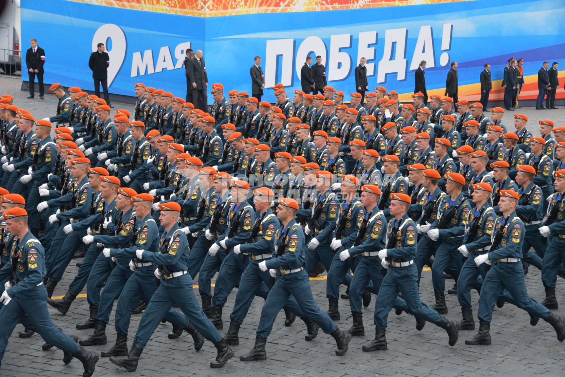 Москва.  Парадный расчет МЧС России во время генеральной репетиции парада на Красной площади, посвященного 73-й годовщине Победы в Великой Отечественной войне.