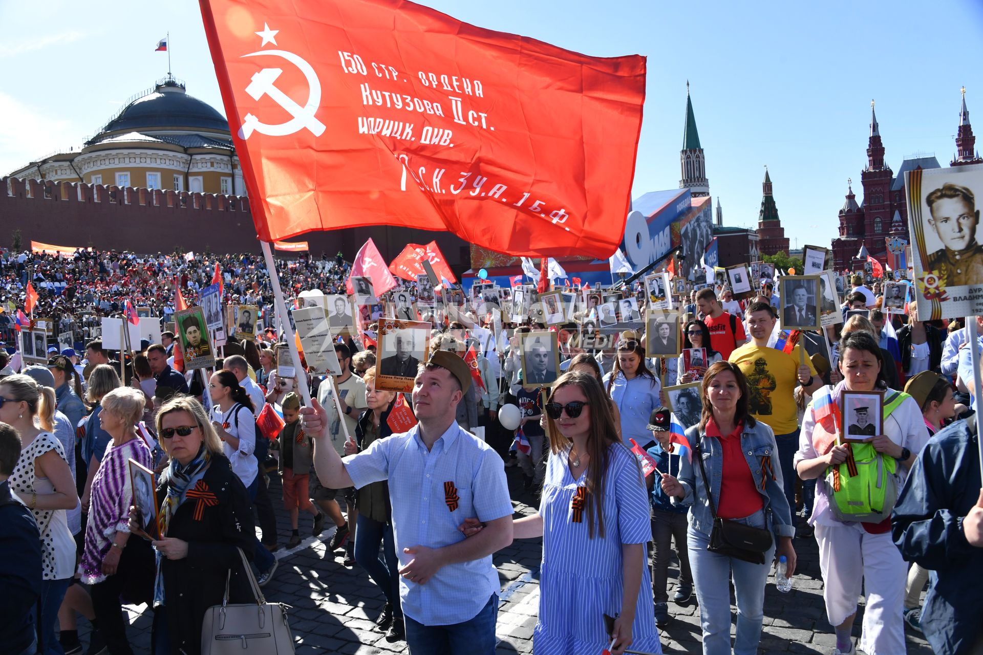 Москва. Участники акции памяти `Бессмертный полк` во время шествия в День Победы.