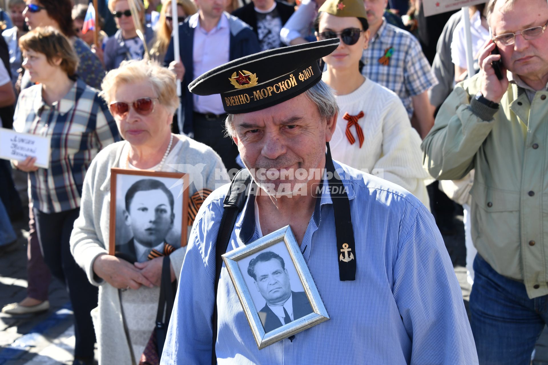 Москва. Участники акции памяти `Бессмертный полк` во время шествия в День Победы.