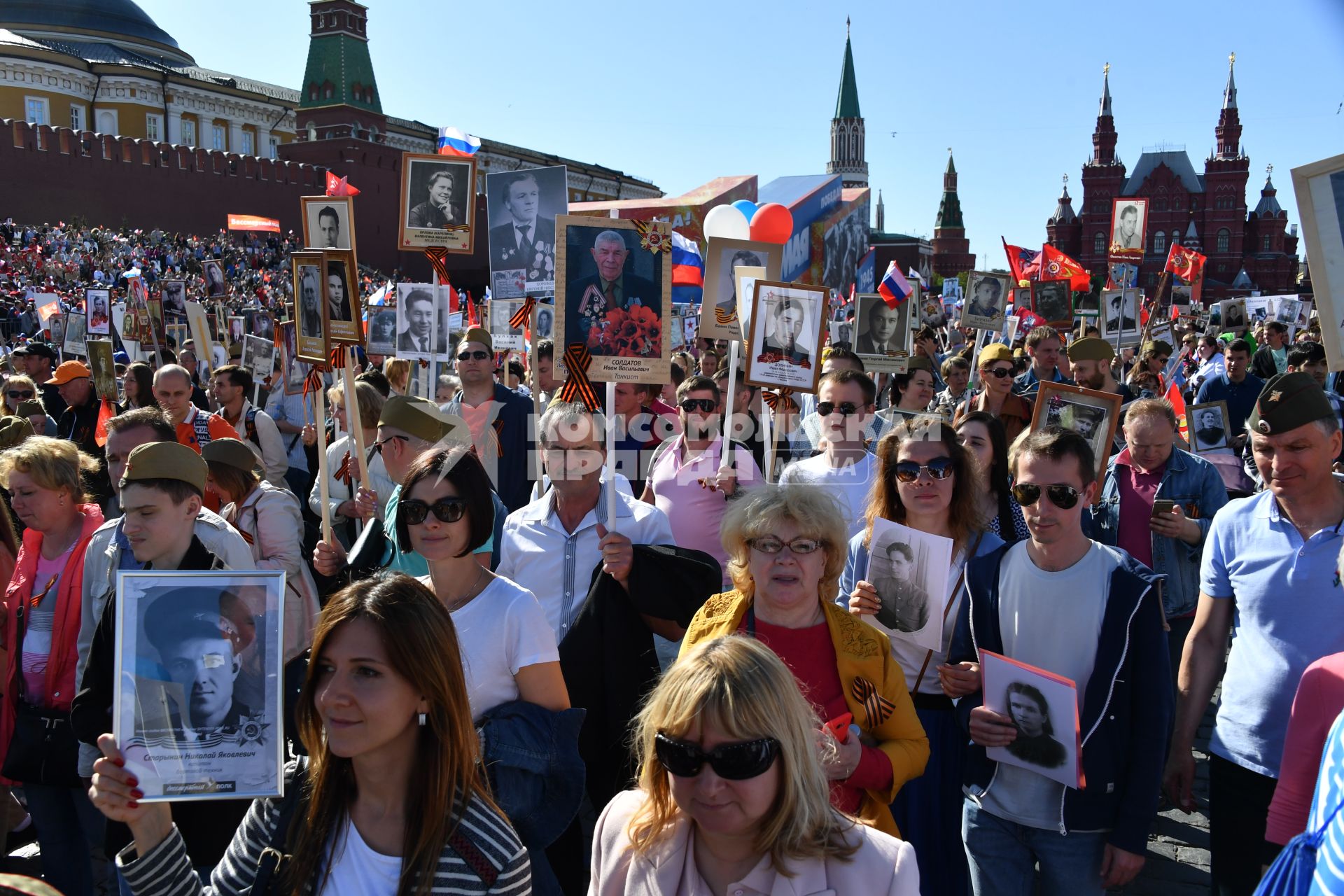 Москва. Участники акции памяти `Бессмертный полк` во время шествия в День Победы.