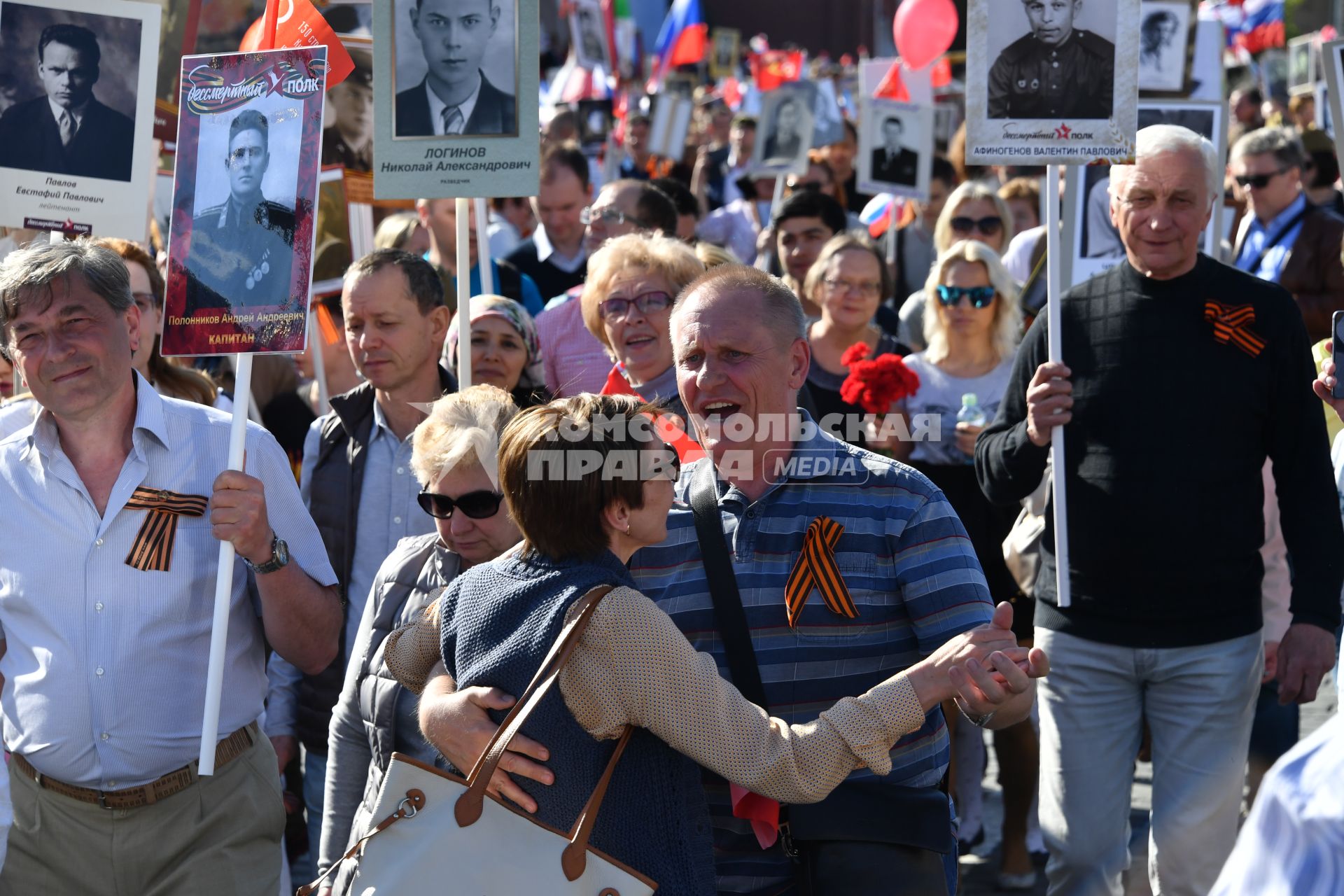 Москва. Участники акции памяти `Бессмертный полк` во время шествия в День Победы.