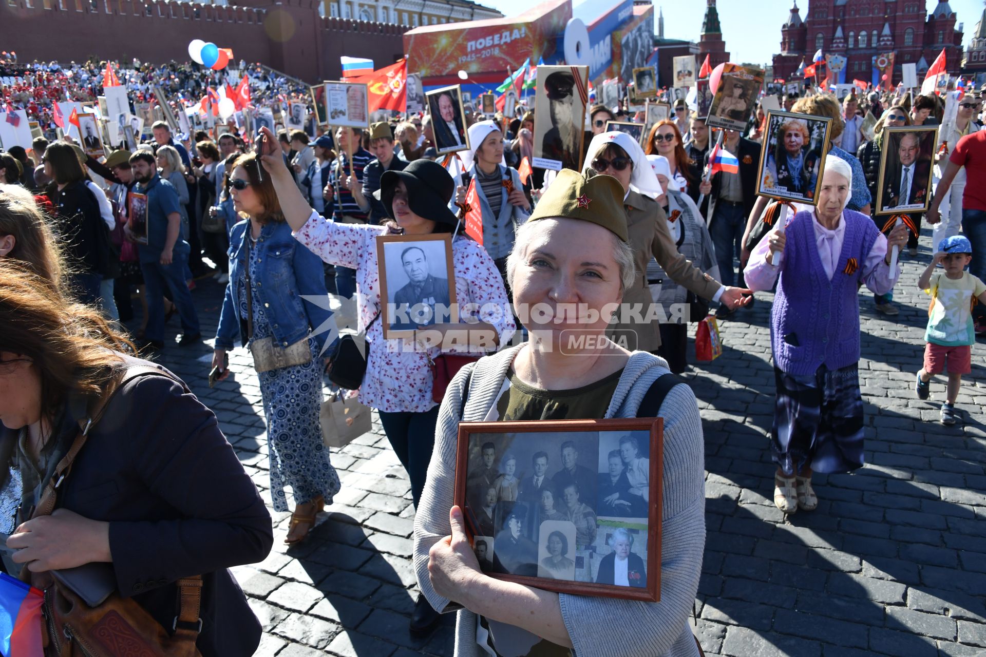 Москва. Участники акции памяти `Бессмертный полк` во время шествия в День Победы.