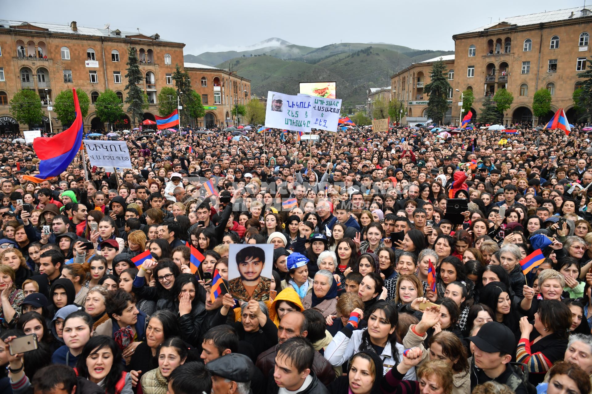 Армения, Ванадзор. Участники массовой акции оппозиции в поддержку главы оппозиционной парламентской фракции Никола Пашиняна на главной площади города.