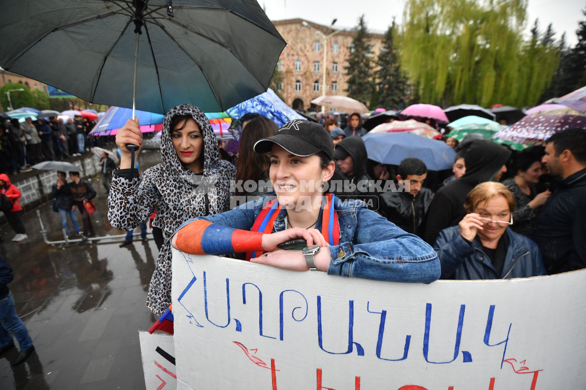 Армения, Ванадзор. Участники массовой акции оппозиции в поддержку главы оппозиционной парламентской фракции Никола Пашиняна на главной площади города.