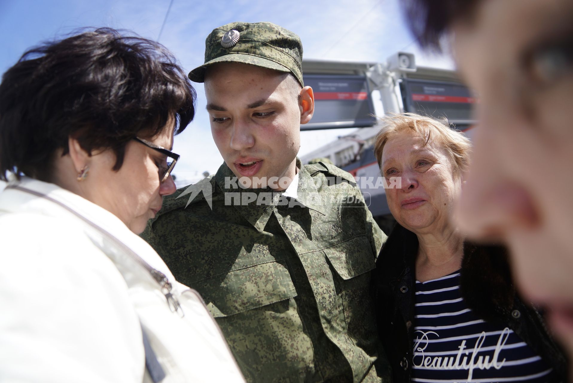 Екатеринбург. Призывник обнимаетмаму и бабушку на Екатеринбургском вокзале, перед отправкой на службу  в президентский полк