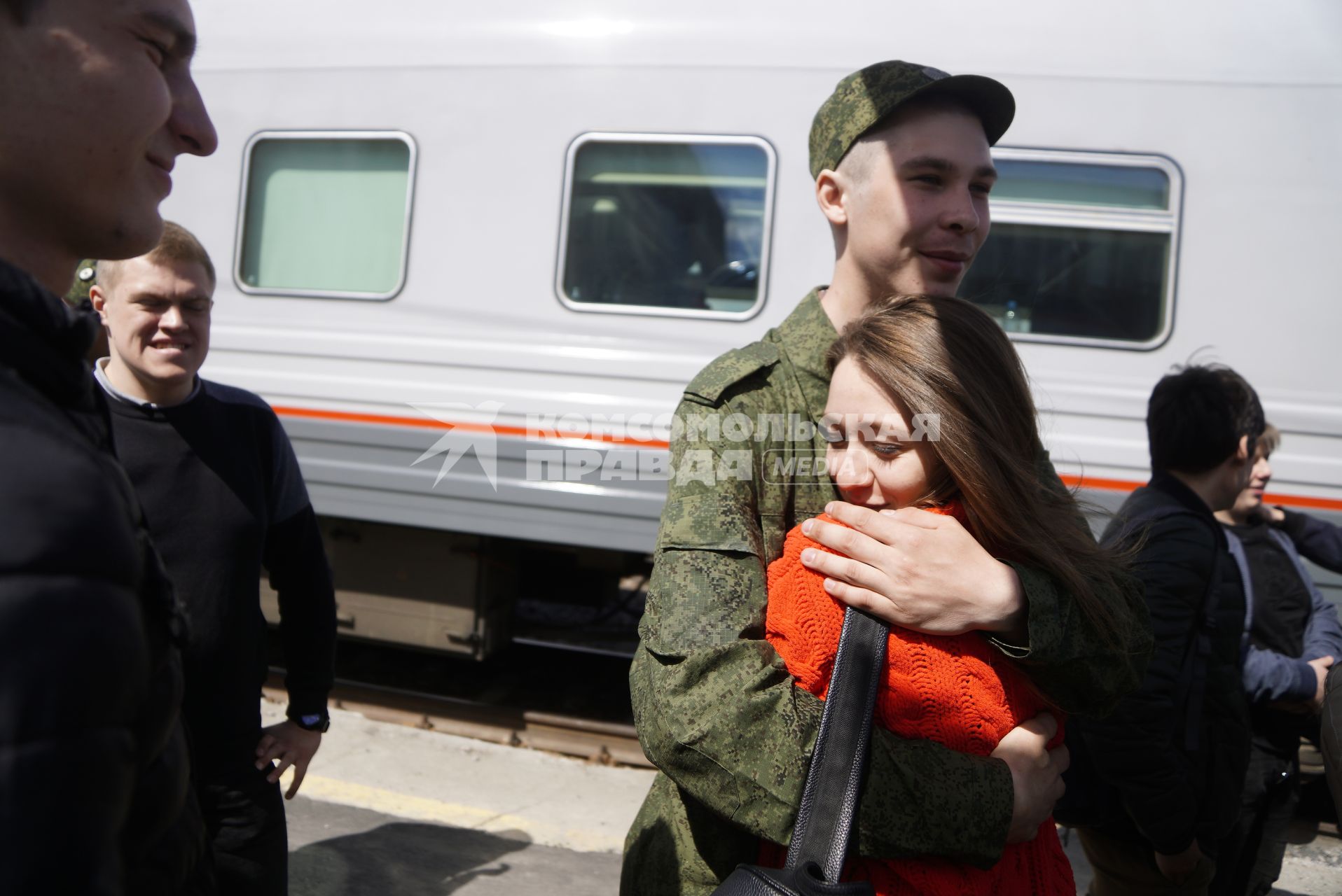 Екатеринбург. Призывник обнимается с девушкой на Екатеринбургском вокзале, перед отправкой на службу  в президентский полк