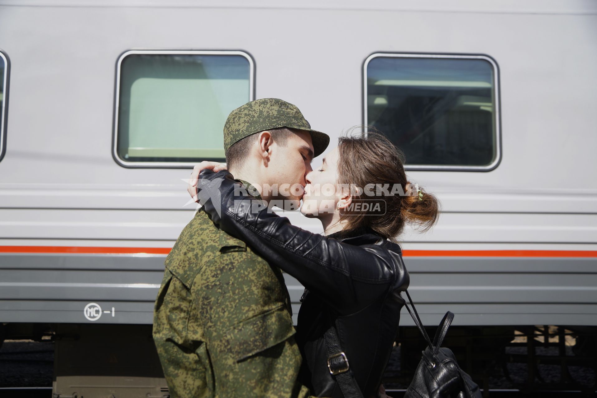 Екатеринбург. Призывник обнимается с девушкой на Екатеринбургском вокзале, перед отправкой на службу  в президентский полк