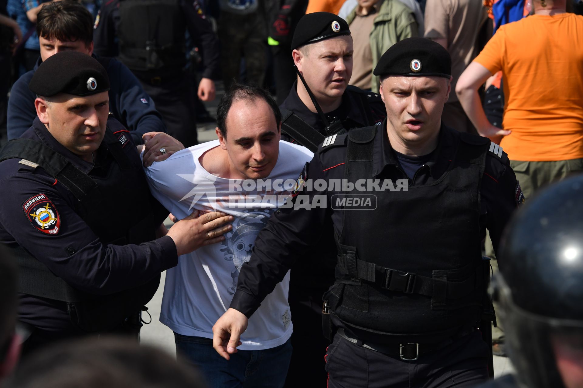 Москва. Сотрудники полиции и участник   несогласованной протестной акции оппозиции Алексея Навального `Он нам не Царь`  на Пушкинской площади.