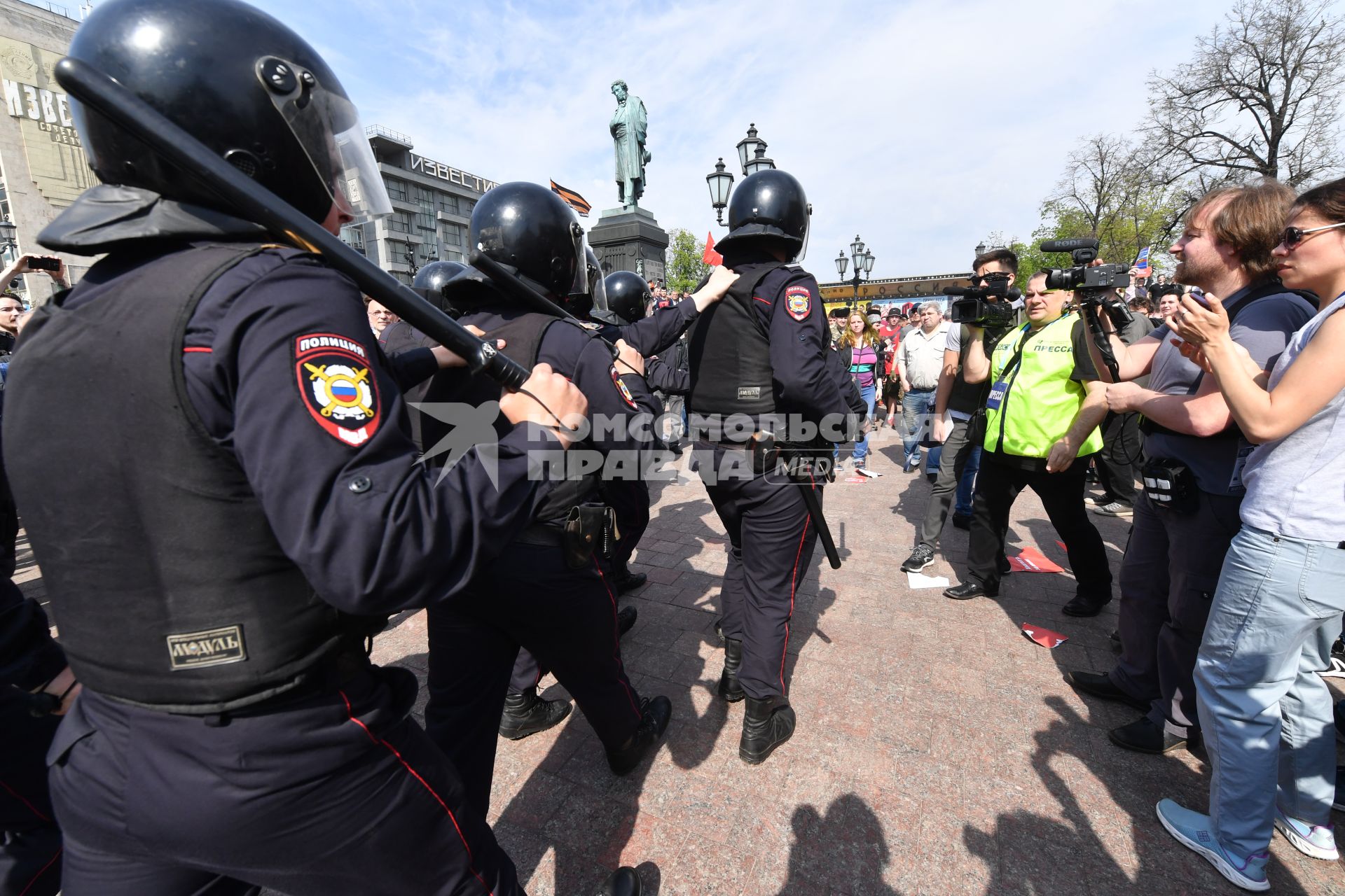 Москва. Сотрудники полиции и участники   несогласованной протестной акции оппозиции Алексея Навального `Он нам не Царь`  на Пушкинской площади.