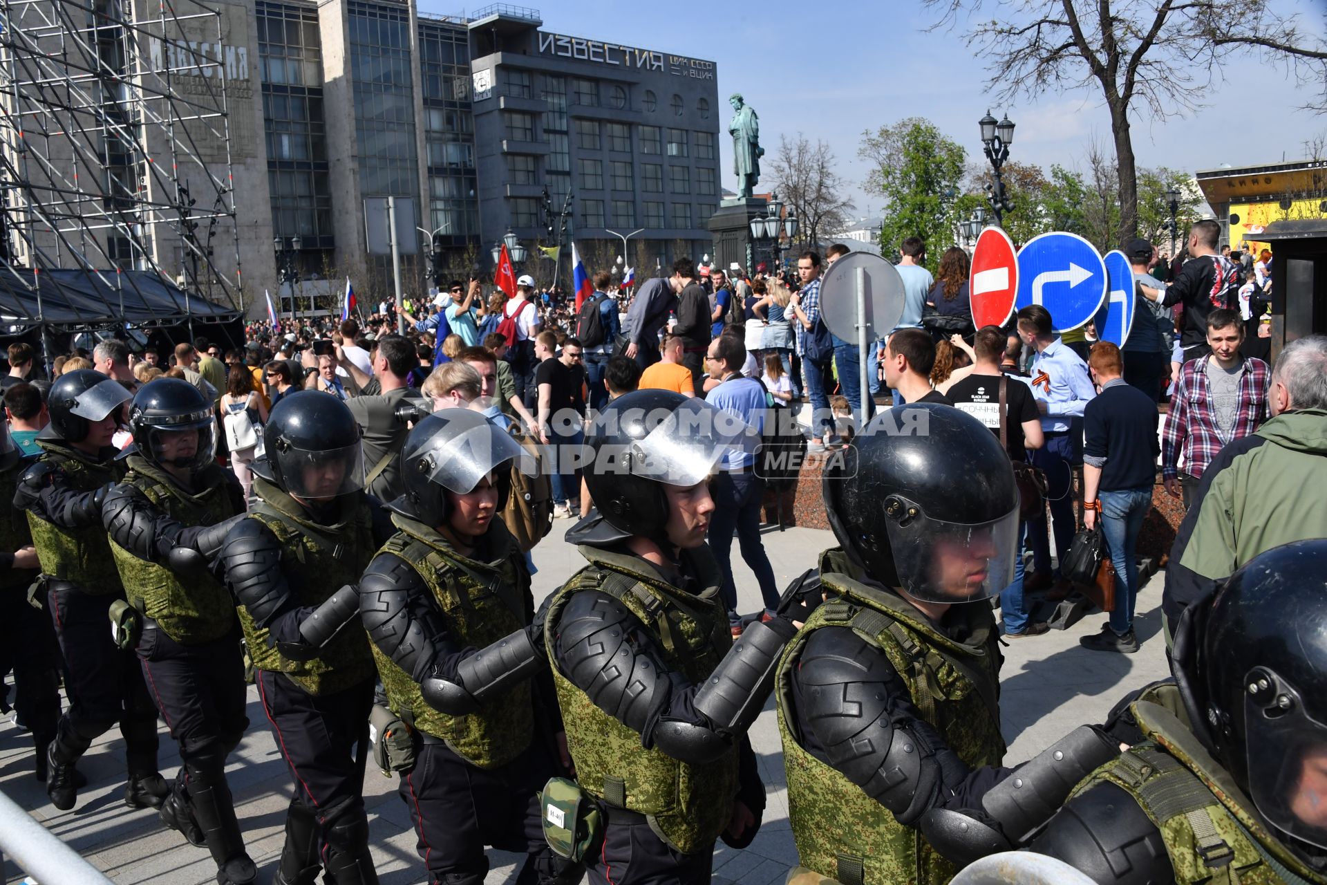 Москва. Сотрудники полиции и участники   несогласованной протестной акции оппозиции Алексея Навального `Он нам не Царь`  на Пушкинской площади.