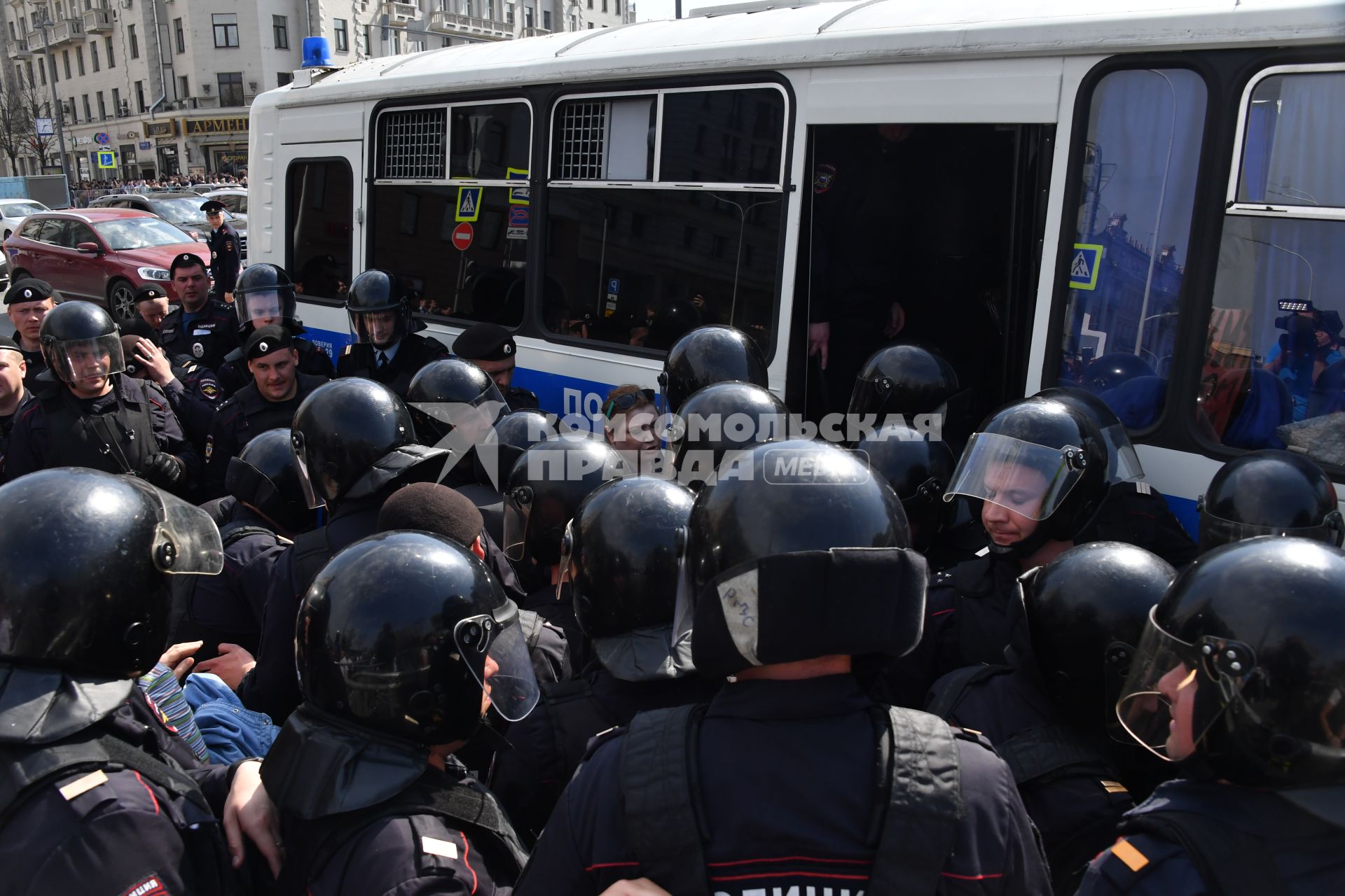 Москва. Сотрудники полиции и участники   несогласованной протестной акции оппозиции Алексея Навального `Он нам не Царь`  на Пушкинской площади.