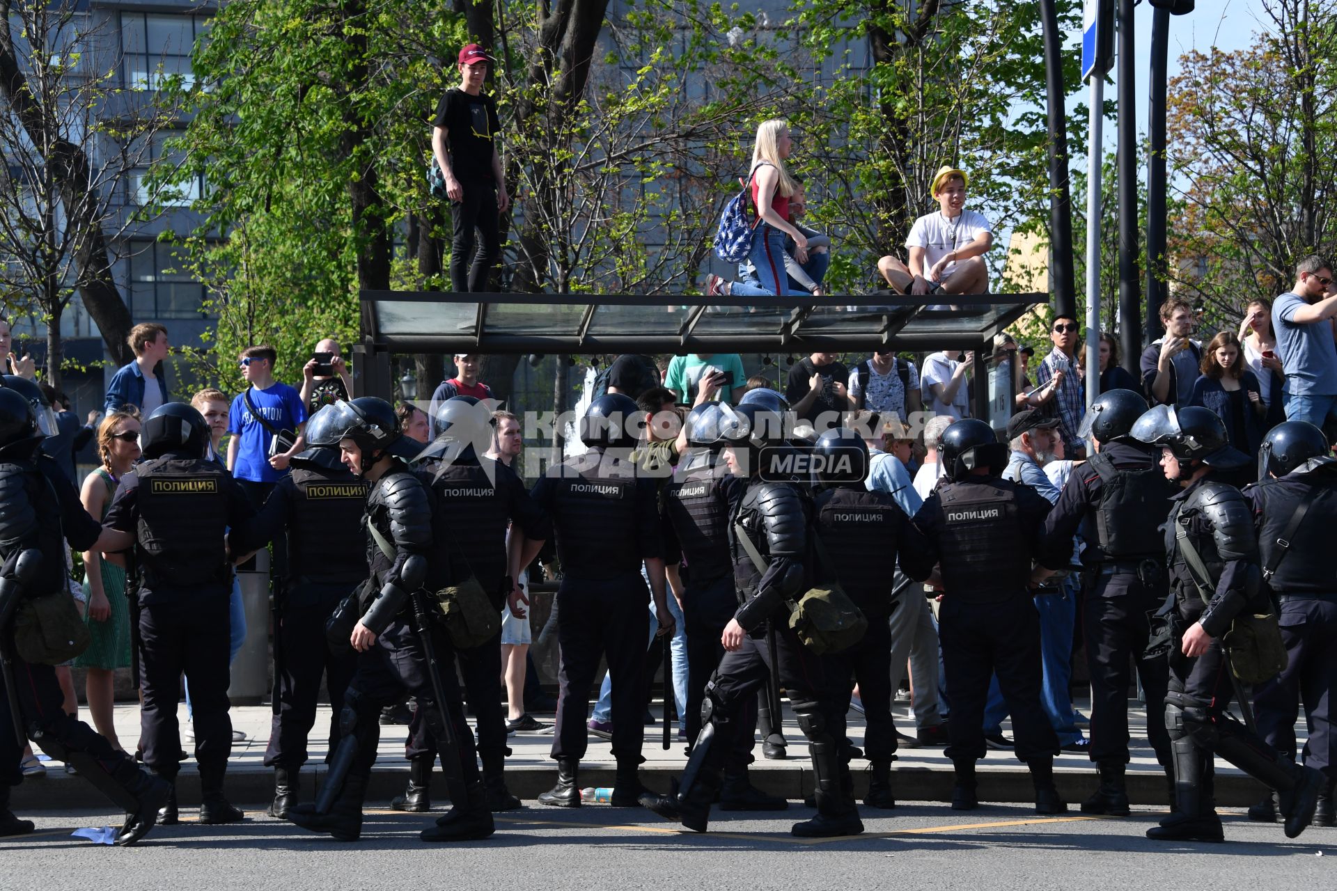 Москва. Сотрудники полиции и участники   несогласованной протестной акции оппозиции Алексея Навального `Он нам не Царь`  на Пушкинской площади.