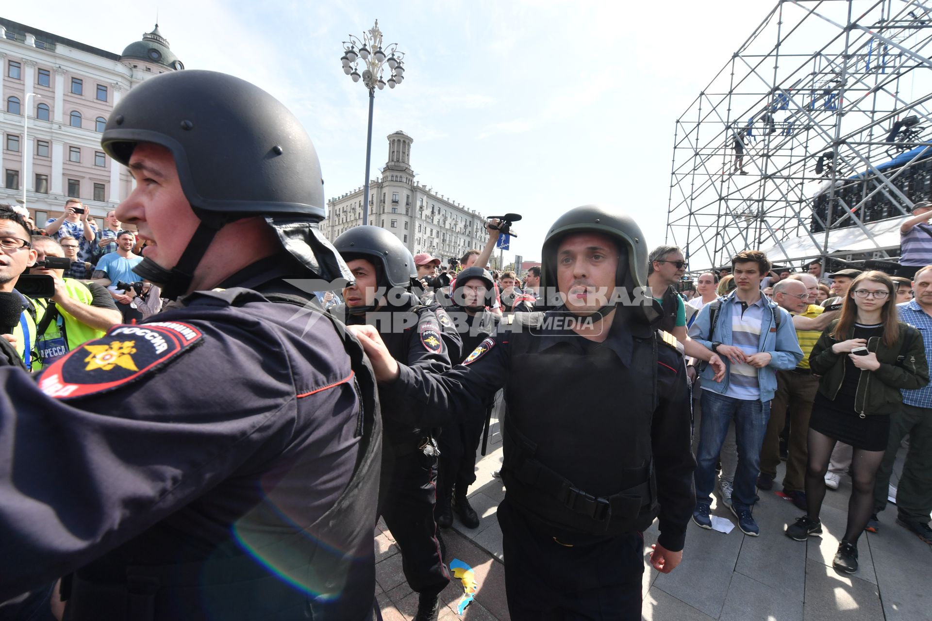 Москва. Сотрудники полиции и участники   несогласованной протестной акции оппозиции Алексея Навального `Он нам не Царь`  на Пушкинской площади.