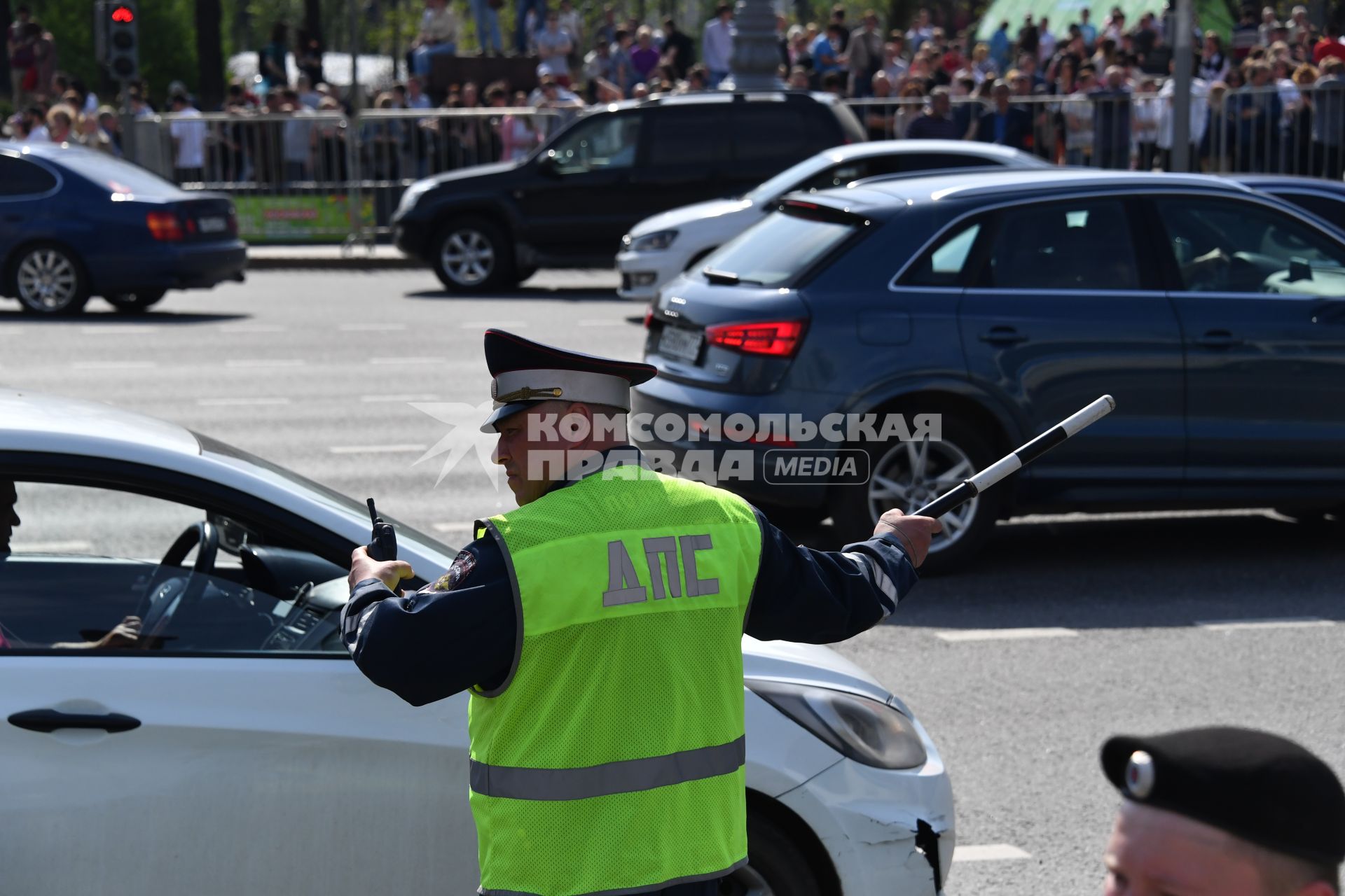 Москва. Сотрудник ДПС регулирует движение автомобилей во время  несогласованной протестной акции оппозиции Алексея Навального `Он нам не Царь`  на Пушкинской площади.