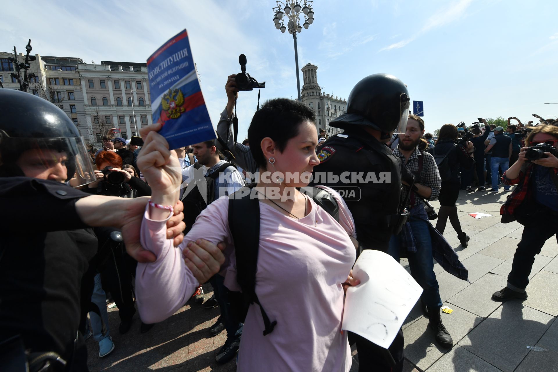 Москва. Сотрудники полиции и участники   несогласованной протестной акции оппозиции Алексея Навального `Он нам не Царь`  на Пушкинской площади.