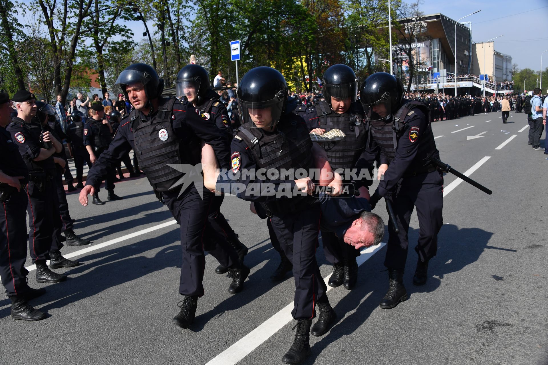 Москва. Сотрудники полиции и участник несогласованной протестной акции оппозиции Алексея Навального `Он нам не Царь`  на Пушкинской площади.