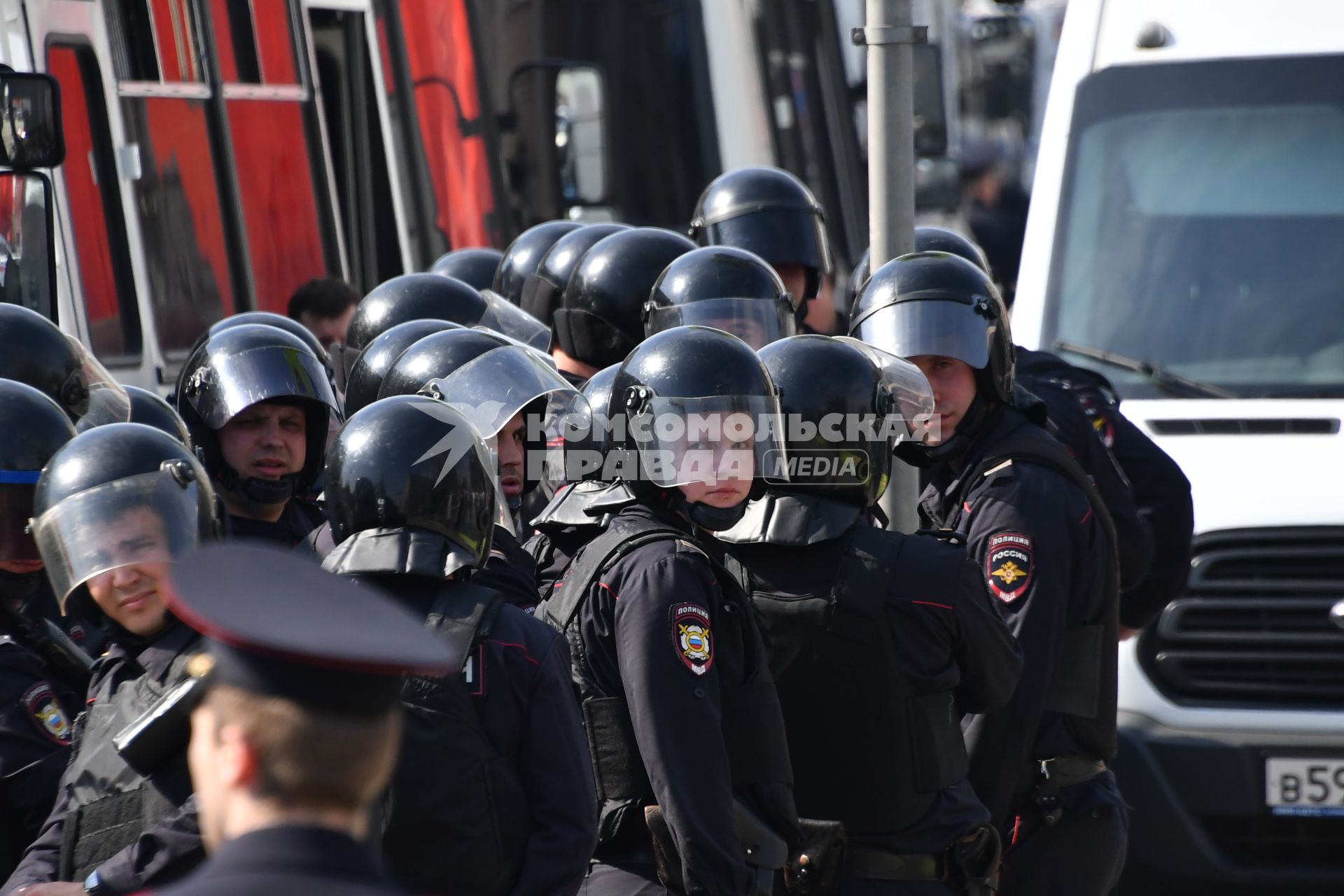 Москва. Сотрудники полиции  во время несогласованной протестной акции оппозиции Алексея Навального `Он нам не Царь`  на Пушкинской площади.