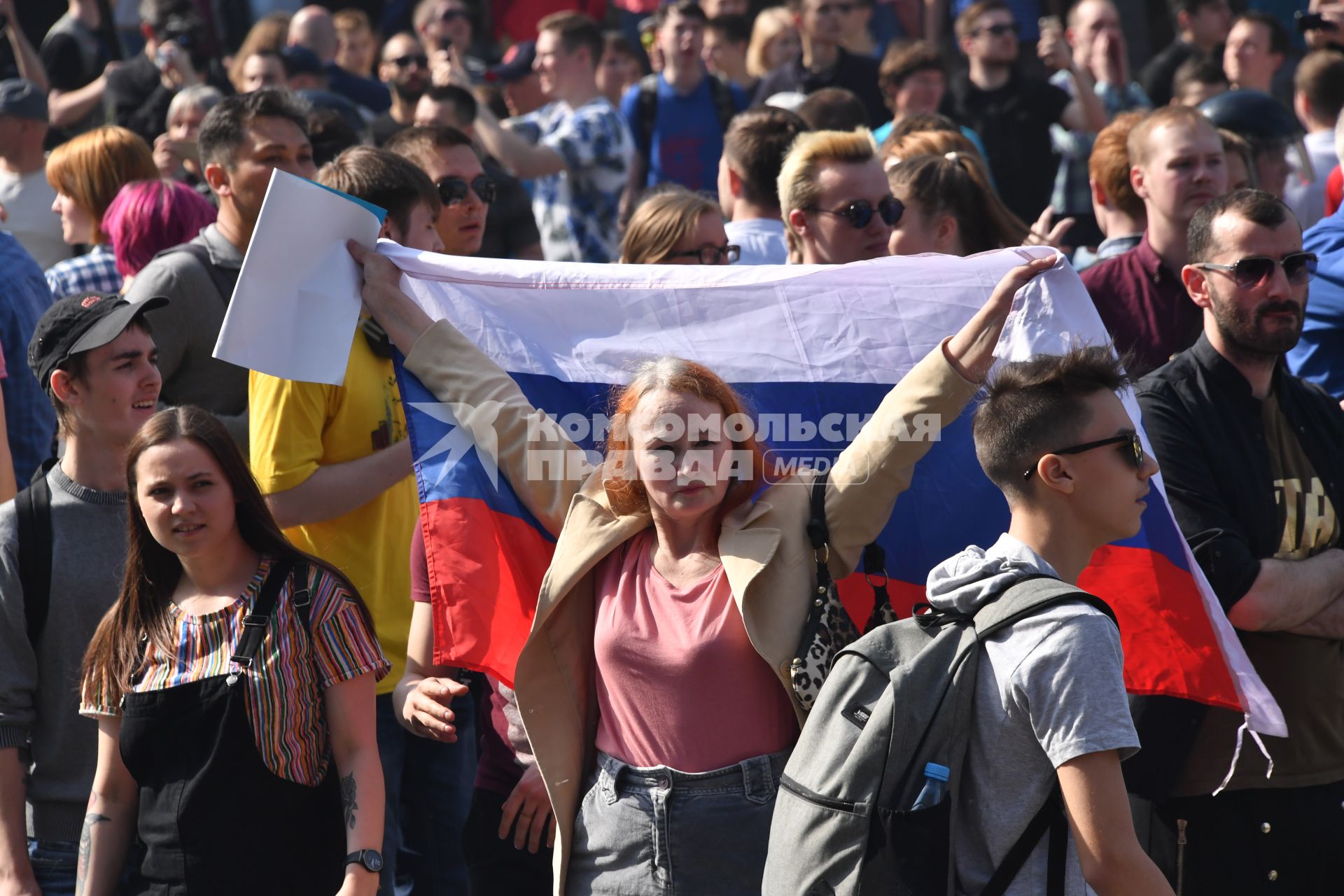 Москва. Участники несогласованной протестной акции оппозиции Алексея Навального `Он нам не Царь`  на Пушкинской площади.