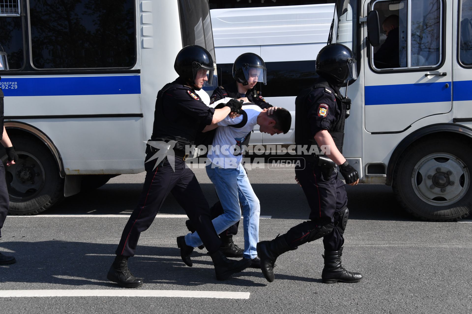 Москва. Сотрудники полиции и участник  несогласованной протестной акции оппозиции Алексея Навального `Он нам не Царь`  на Пушкинской площади.