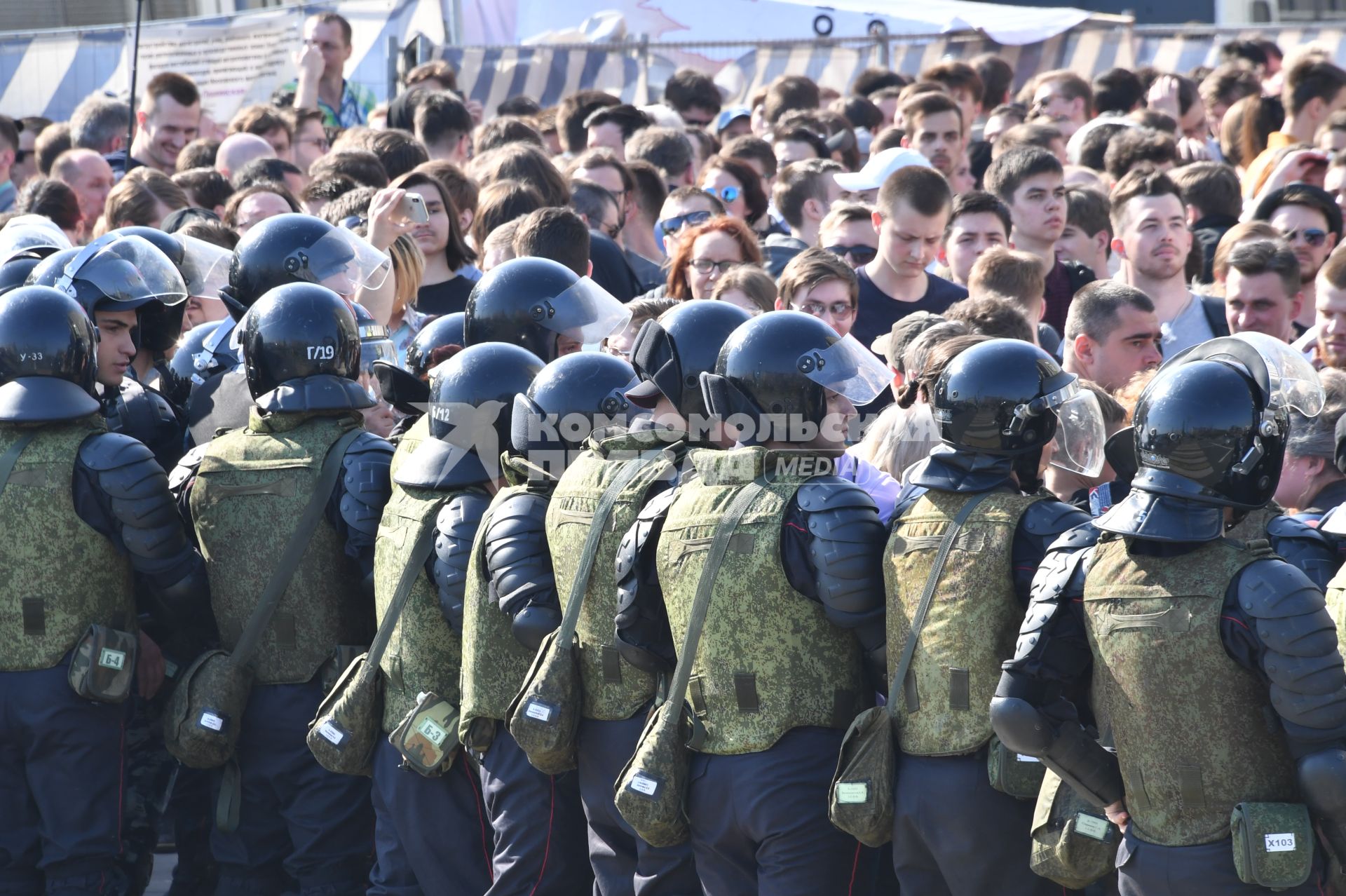 Москва. Сотрудники полиции  и участники  несогласованной протестной акции оппозиции Алексея Навального `Он нам не Царь`  на Пушкинской площади.