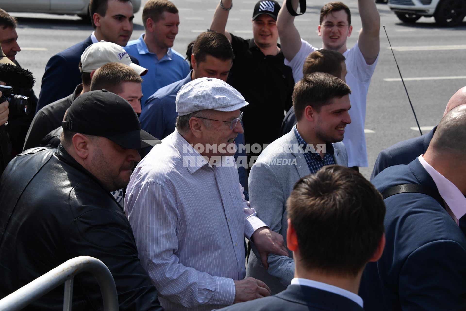 Москва.  Лидер ЛДПР Владимир Жириновский (в центре) во время протестной акции оппозиции Алексея Навального `Он нам не Царь`  на Пушкинской площади.