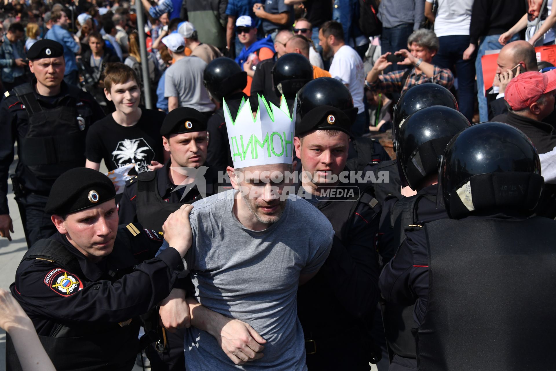 Москва. Сотрудники полиции и участник несогласованной протестной акции оппозиции Алексея Навального `Он нам не Царь`  на Пушкинской площади.