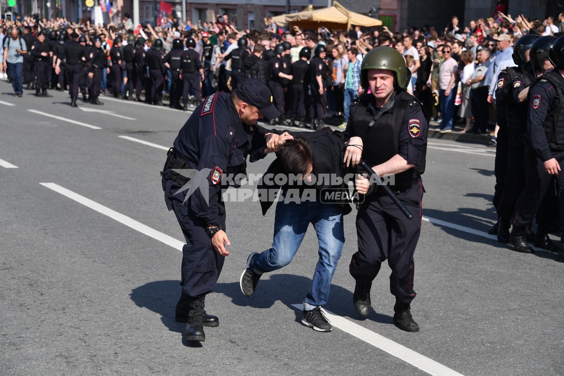 Москва. Сотрудники полиции и участник несогласованной протестной акции оппозиции Алексея Навального `Он нам не Царь`  на Пушкинской площади.