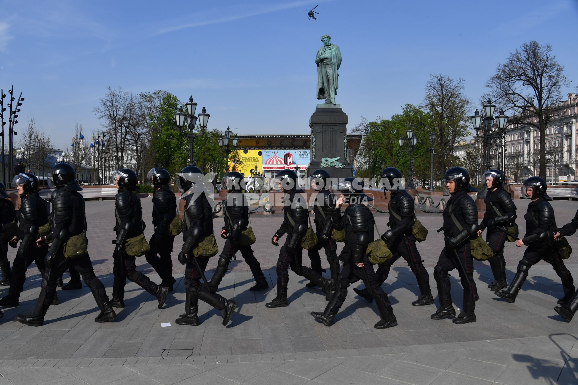 Москва. Сотрудники полиции  во время  несогласованной протестной акции оппозиции Алексея Навального `Он нам не Царь`  на Пушкинской площади.