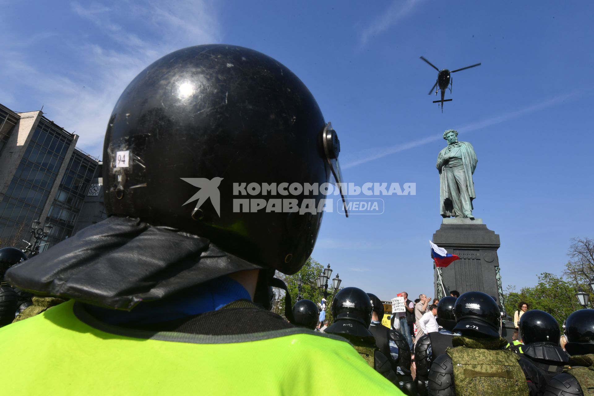 Москва. Сотрудники полиции  и участники  несогласованной протестной акции оппозиции Алексея Навального `Он нам не Царь`  на Пушкинской площади.