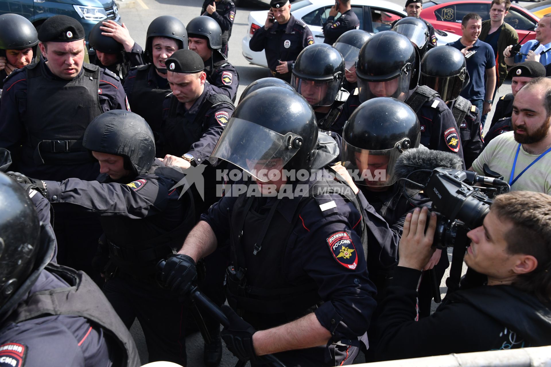 Москва. Сотрудники полиции  во время  несогласованной протестной акции оппозиции Алексея Навального `Он нам не Царь`  на Пушкинской площади.