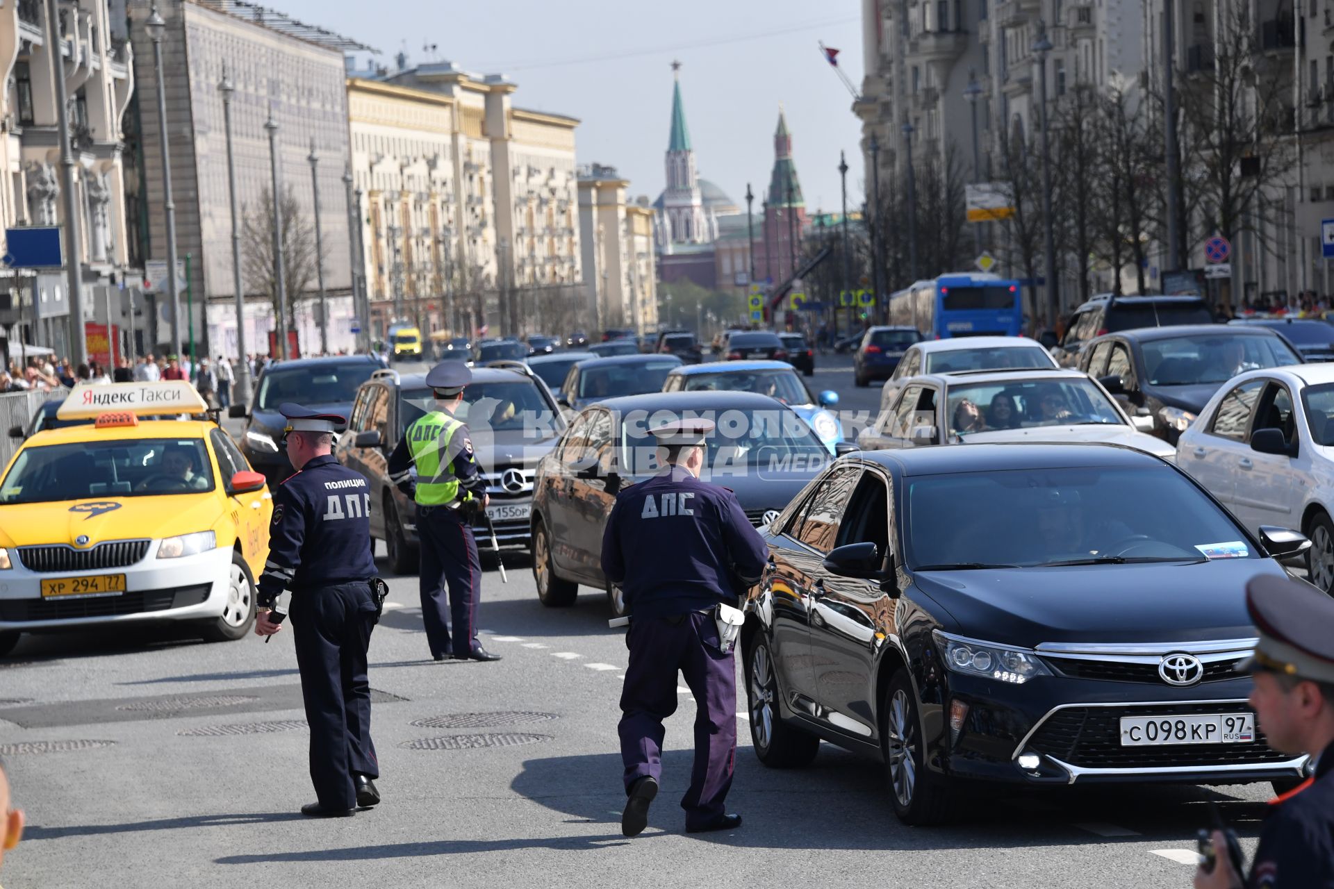 Москва. Сотрудники ДПС регулируют движение автомобилей  на Тверской улице.