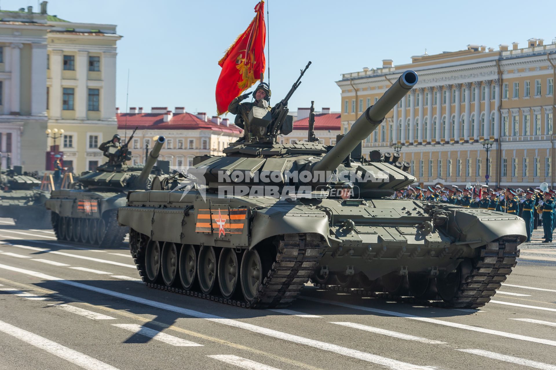 Санкт-Петербург. Танки Т-72Б3 во время генеральной репетиции парада на Дворцовой площади, посвященного 73-й годовщине Победы в Великой Отечественной войне.