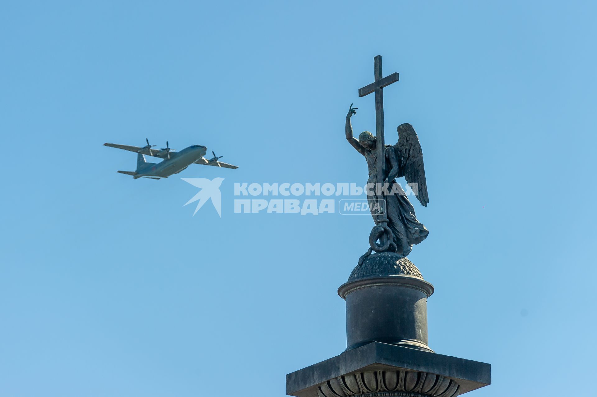 Санкт-Петербург.  Военно-транспортный самолет Ан-12 во время репетиции воздушной части военного парада, посвященного 73-й годовщине Победы в Великой Отечественной войне.