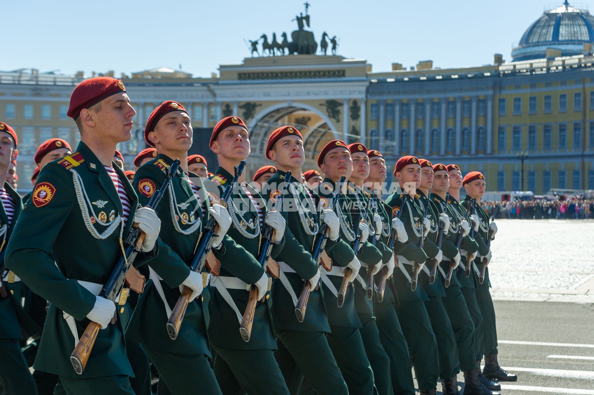 Санкт-Петербург.  Военнослужащие парадных расчетов во время генеральной репетиции парада на Дворцовой площади, посвященного 73-й годовщине Победы в Великой Отечественной войне.