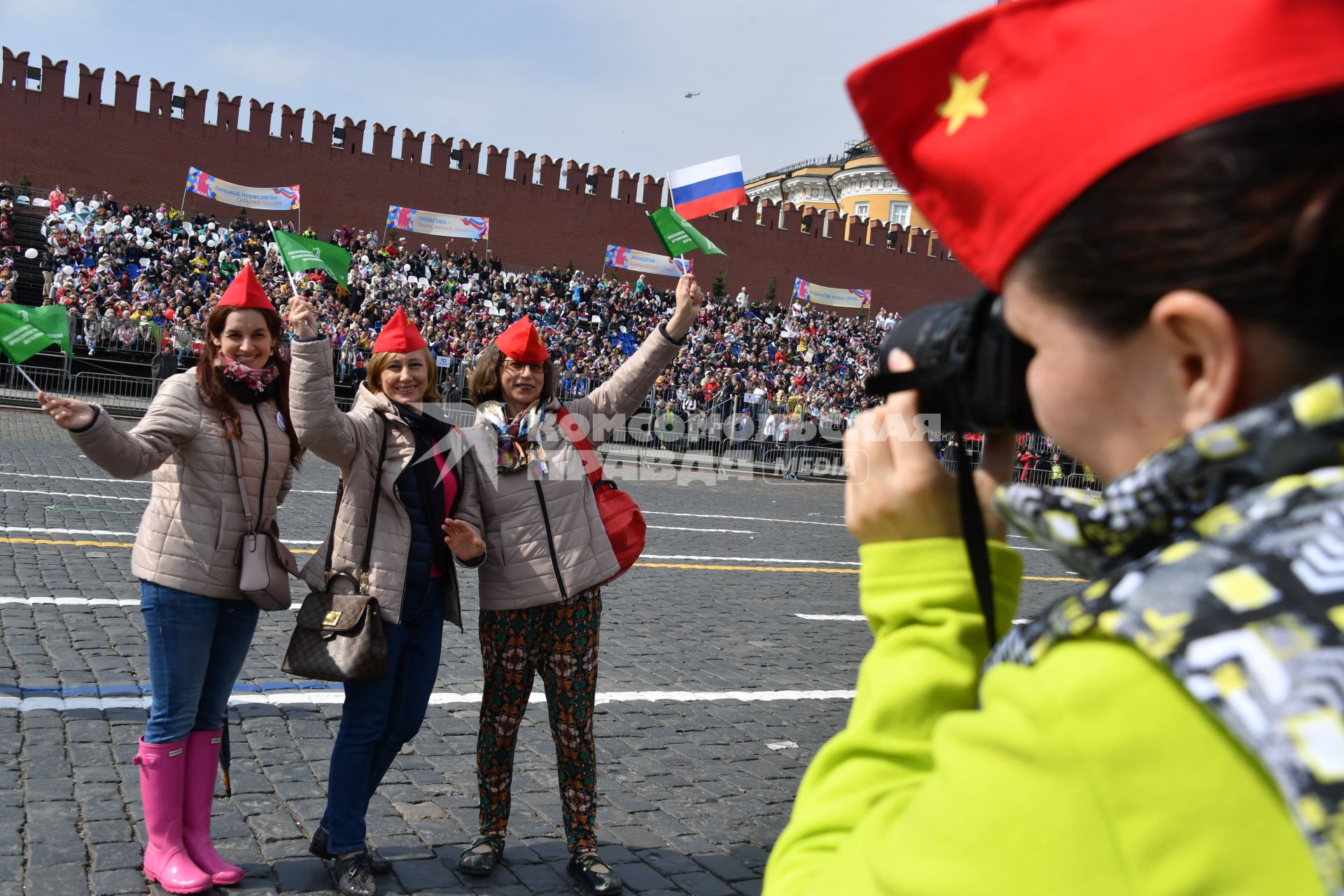 Москва, Девушки фотографируются на Красной площади.