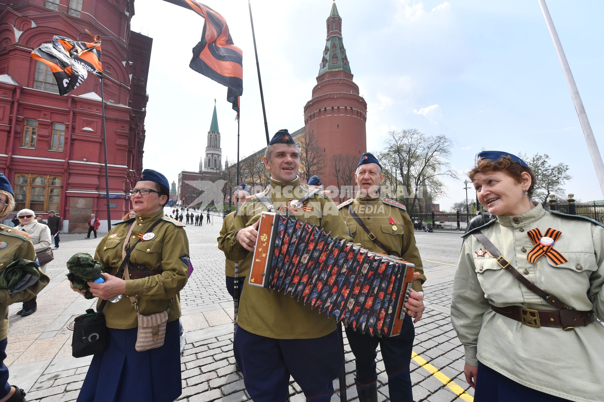 Москва. Участники первомайской демонстрации на Красной площади.