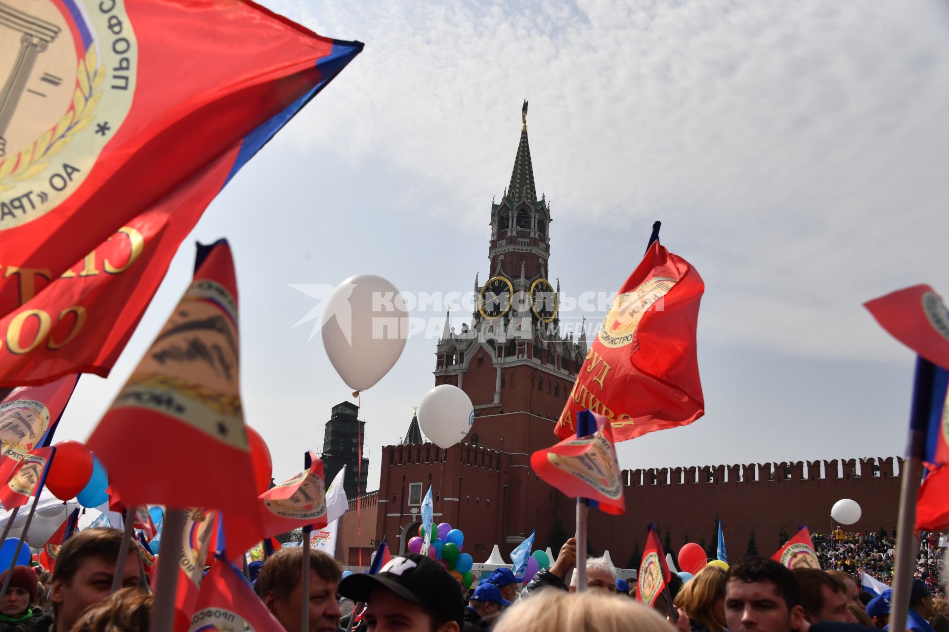 Москва. Участники первомайской демонстрации на Красной площади.