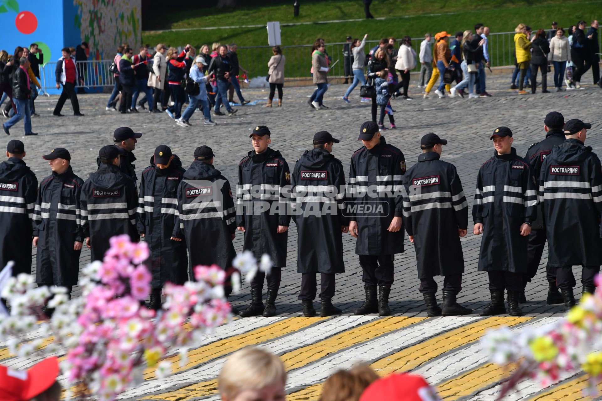 Москва. Сотрудники Росгвардии стоят в оцеплении во время  первомайской демонстрации.