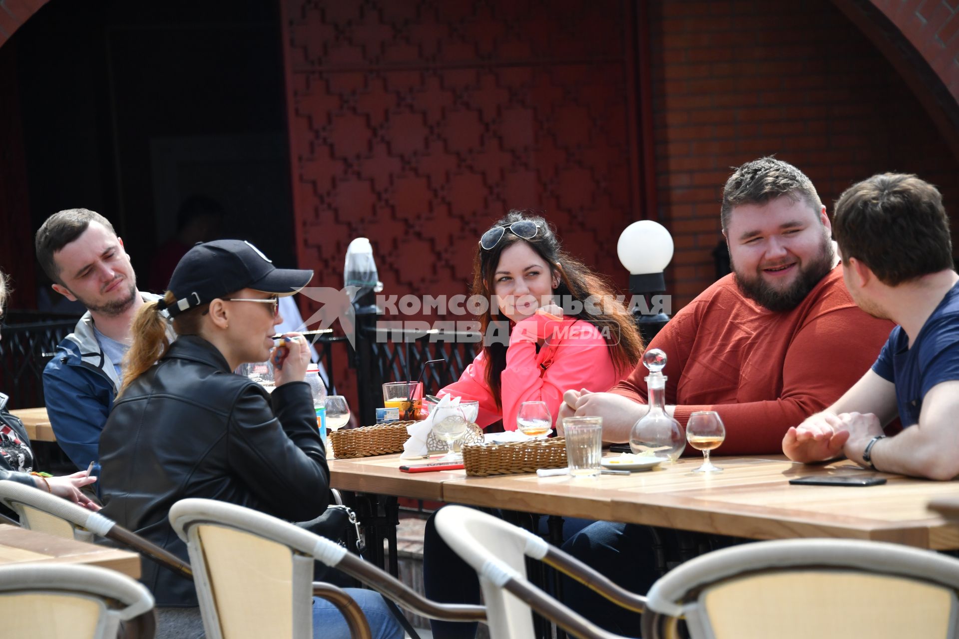 Москва. Посетители в уличном кафе на площади Революции.