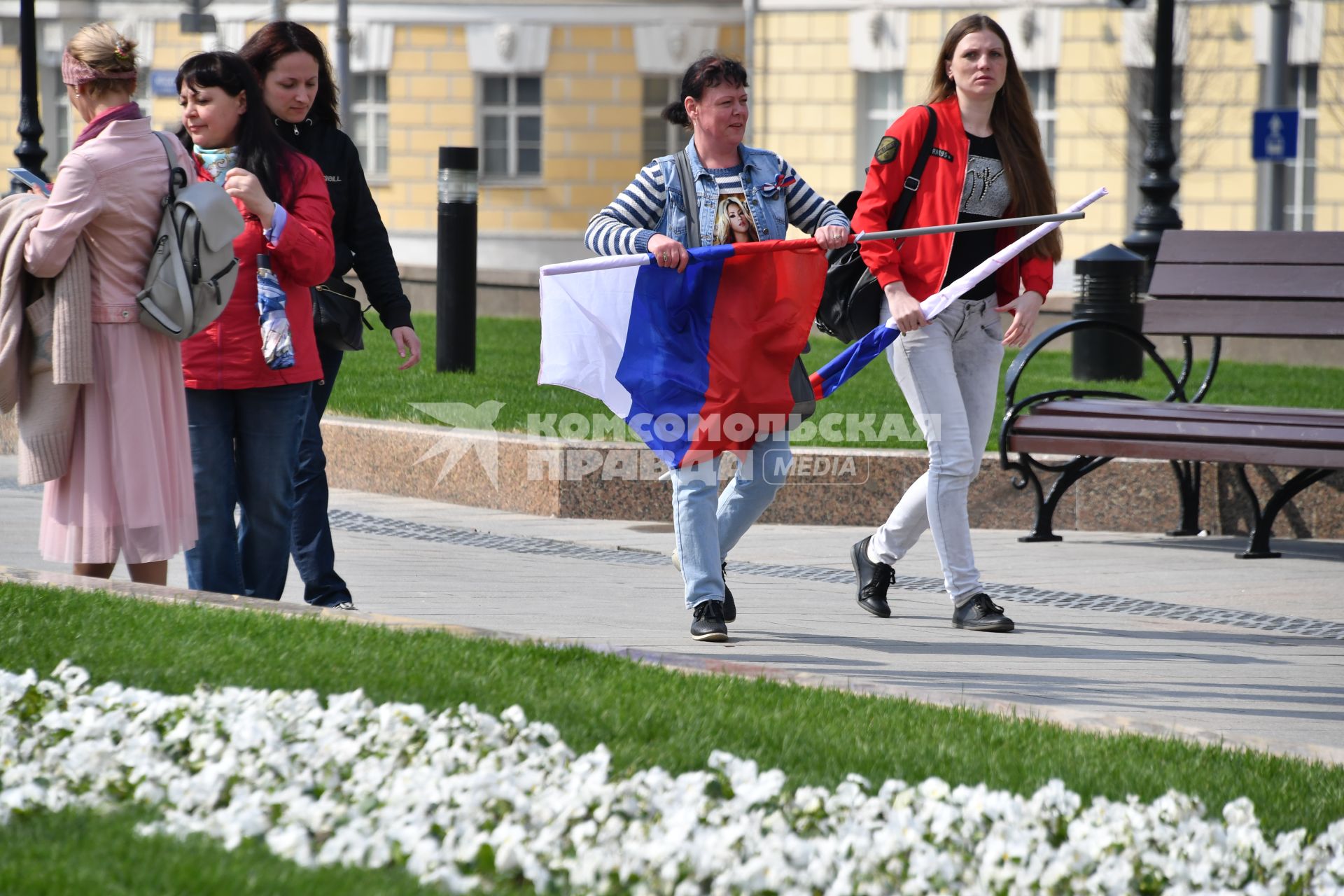 Москва. Женщины с флагом после окончания первомайской демонстрации.